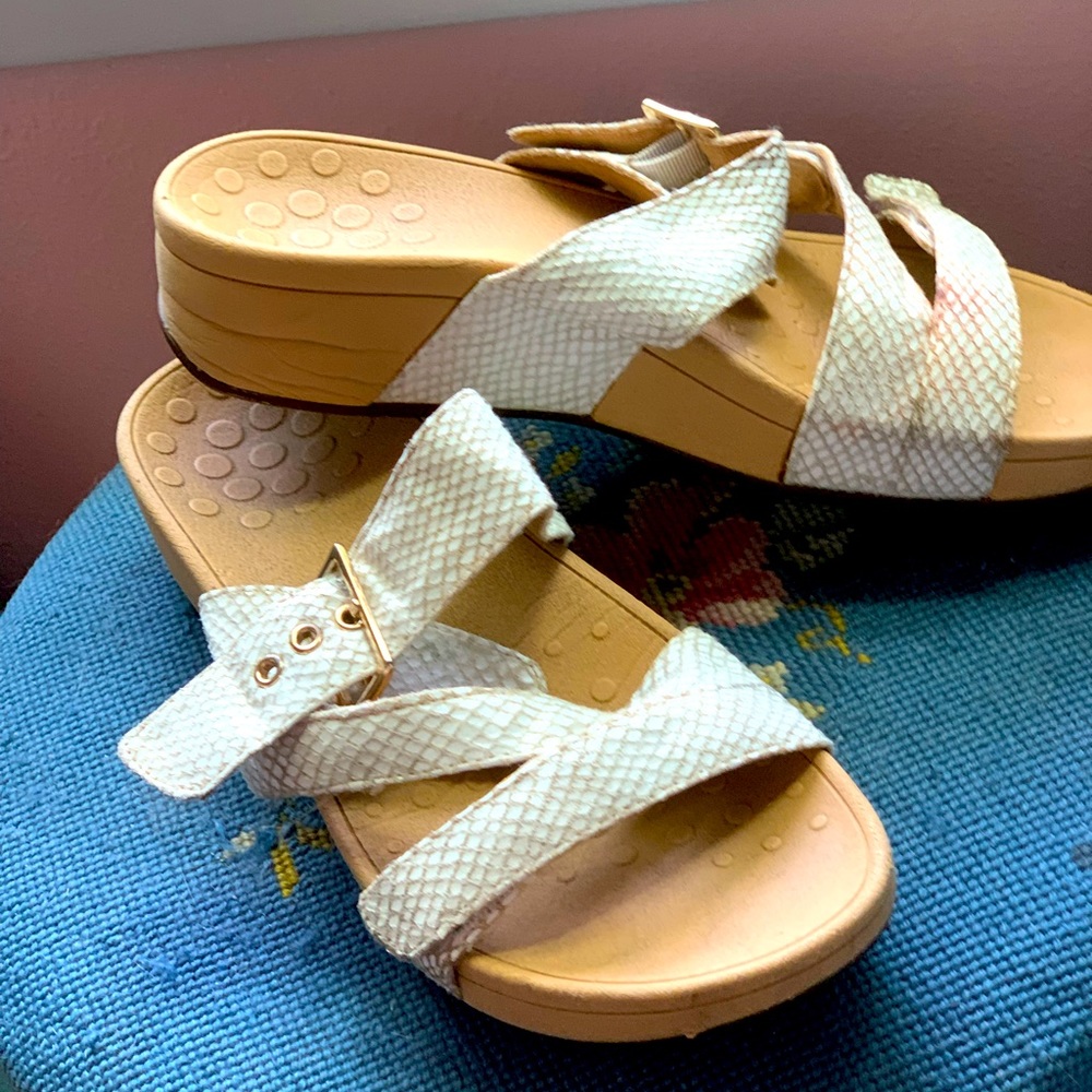 Vionic Rio white women’s sandals size 8